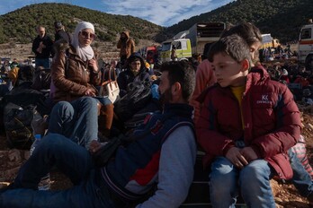 Familias sirias esperando cruzar la frontera libanesa.