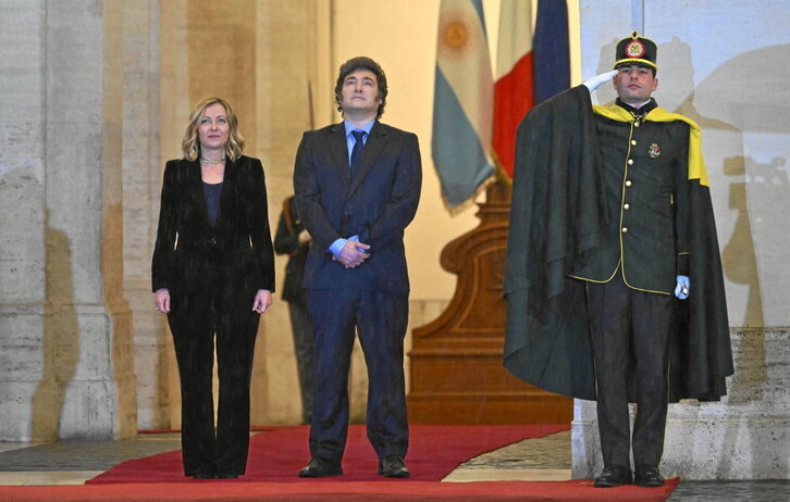 Giorgia Meloni y Javier Milei posan antes de su encuentro en el Palacio Chigi, sede de la Presidencia del Gobierno italiano.