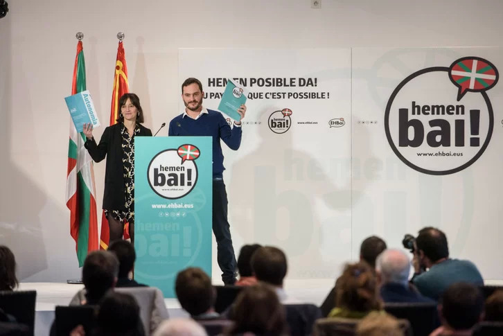 Mathilde Hary y Txomin Casteigts, con los dos documentos en la presentación de este sábado en Baiona.