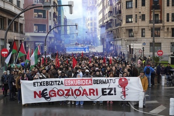 Miles de personas se han manifestado por las calles del centro de Bilbo.