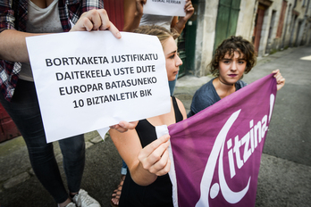 Conferencia del grupo feminista Aitzina poco tiempo después de que una joven de Baiona fuera violada en Burdeos por tres jugadores del Grenoble.