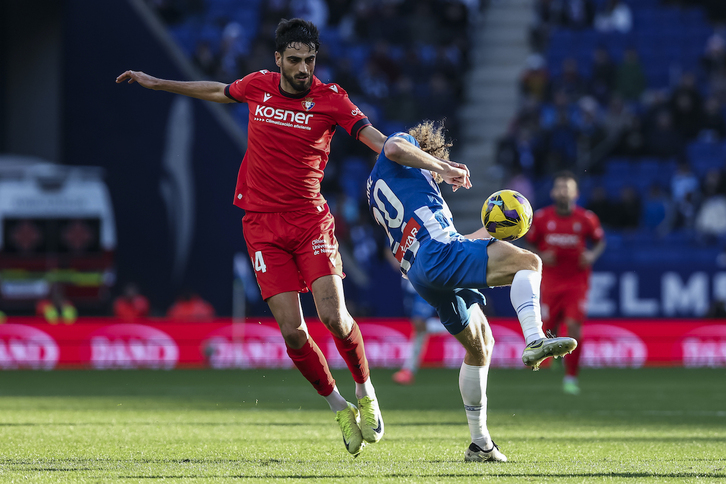 Catena, el rojillo más seguro en este aspecto, no estuvo acertado en el pase en Cornellá y además vio quinta tarjeta. Turno para Herrando ante el Athletic.