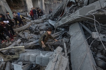 Palestinos observan los destrozos causados en el campamento de refugiados de Nuseirat, en Gaza.