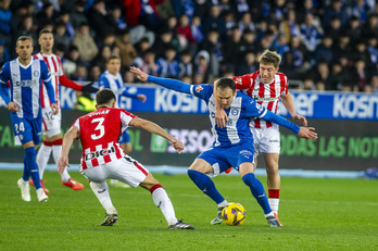 Kike García protege el balón ante un Jauregizar intenso.