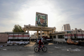  Un hombre pasa junto a un retrato del difunto presidente sirio Hafez al-Assad expuesto en la entrada principal de un edificio de la capital.