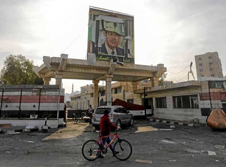 Un hombre pasa junto a un retrato de Hafez al-Assad en Damasco.