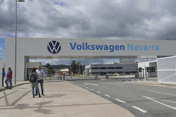 Acceso a la factoría de Volkswagen en el polígono de Landaben, en Iruñea.