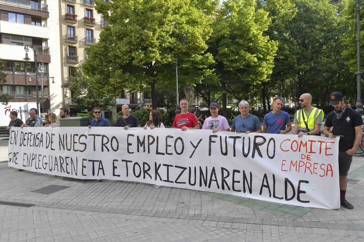 Protesta de trabajadores de BSH en apoyo al comité de empresa que acudió al Parlamento en junio pasado.