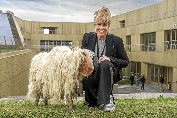 Luisa López Telleria en el exterior del edificio de Basque Culinary Center con una de las creaciones de atrezzo del Taller del Proyecto Gastronómico. (Andoni CANELLADA / FOKU)