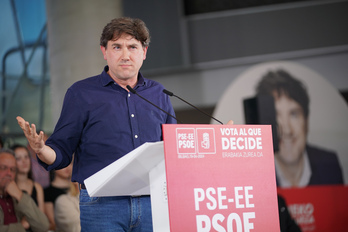 Andueza, en un mitin del PSE en la campaña para las elecciones al Parlamento de Gasteiz.