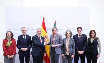 Saludo entre los miembros de la Comisión Mixta de Transferencias reunida en Madrid.