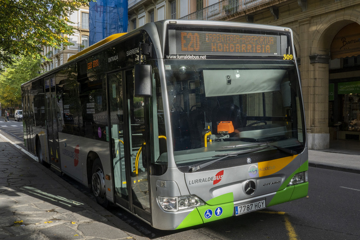 Ekialdebuseko autobus bat.