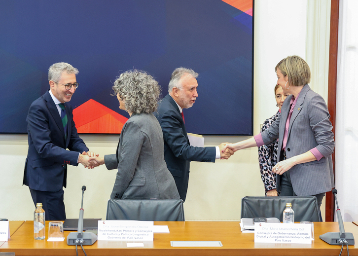 Los integrantes de la Comisión Mixta de Transferencia se saludan.