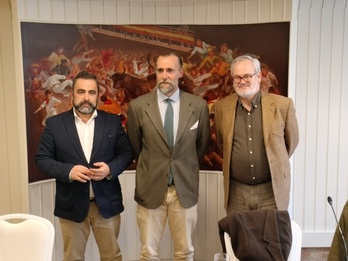  Leandro Falco, representante de la Asociación por la Reconciliación y la Verdad Histórica, Telmo Aldaz, y el arquitecto Ismael de la Barba.