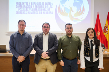 Los autores del informe, junto al presidente del Parlamento navarrro, Unai Hualde.