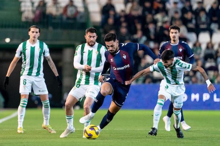 Nolaskoain, autor del gol armero, intenta llevarse el balón ante Calderón.