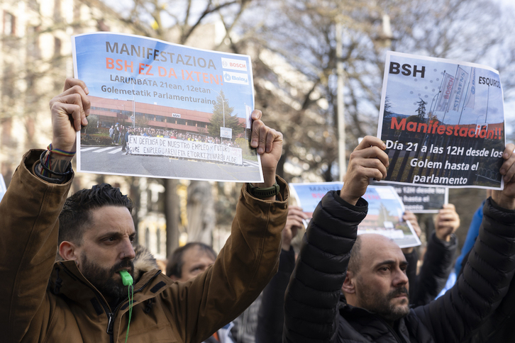 Dos trabajadores de BSH en la concentración de hoy ante el Parlamento navarro.