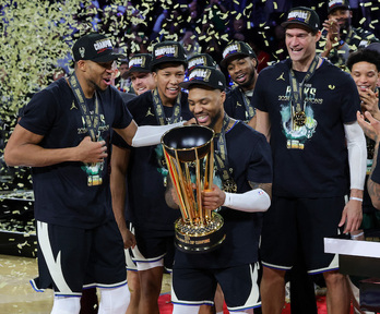 La plantilla de los Milwaukee Bucks levanta la Copa NBA tras su brillante triunfo ante Oklahoma.