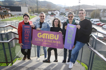 Gatibu taldea, Garazi LLona eta Iñigo Etxebarrietarekin, Haziberriko partaideak. Atzean, Astrako parkinga.