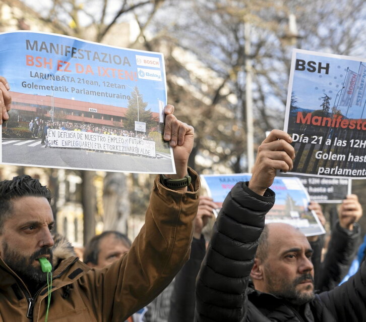 Participantes en la concentración de trabajadores de BSH en Iruñea.