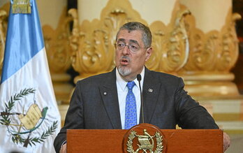 El presidente de Guatemala, Bernardo Arévalo, habla antes de condecorar a la cantante guatemalteca Gaby Moreno con la Orden Presidencial en el Palacio de la Cultura, en la Ciudad de Guatemala, el pasado lunes.