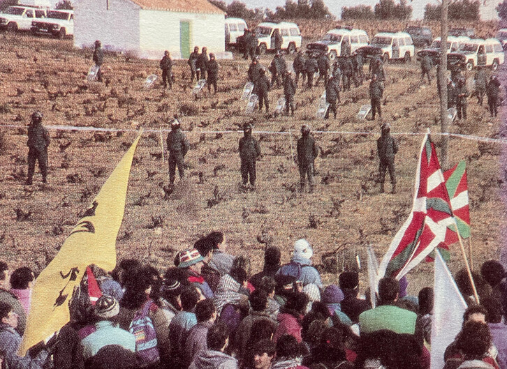 La Guardia Civil cierra el paso a los asistentes a la marcha a Herrera de la Mancha en 1992.