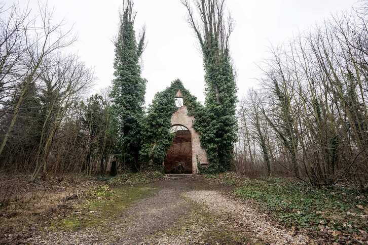 Hay quien se acerca al cementerio en busca de energía mágica.