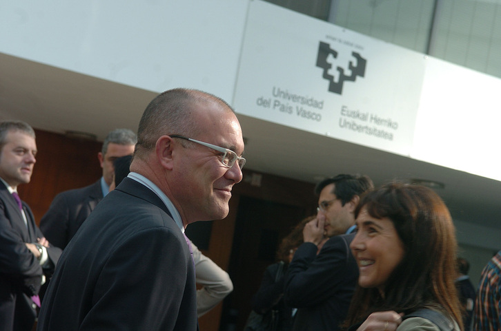 Juan Ignacio Pérez Iglesias, ahora consejero, cuando fue elegido rector de la UPV/EHU en 2004.