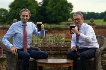 Los primeros ministros de Dublín y Londres, Simon Harris y Keir Starmer, se toman sendas Guinness en un encuentro en julio pasado.