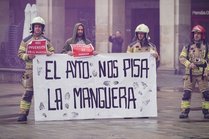 Imagen de archivo de una protesta de los bomberos en la Plaza Nueva de Gasteiz.