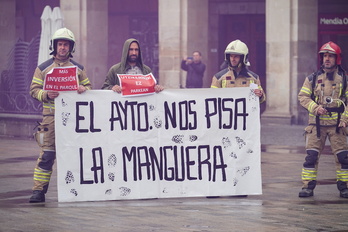 Imagen de archivo de una protesta de lo bombero en la Plaza Nueva de Gasteiz.