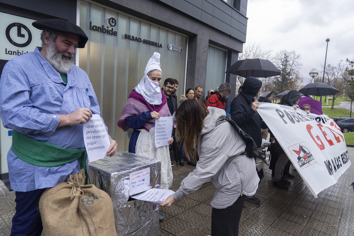 Buzón contra el fraude fiscal instalado frente a la oficina de Lanbide en Miribilla.