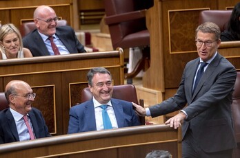 Diputados del PNV bromean con Núñez Feijóo, líder del PP, en una sesión anterior del Congreso.