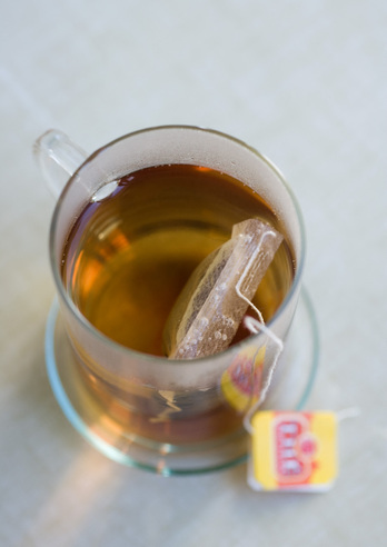 Las bolsitas de té basadas en polímeros liberan en la infusión millones de nano y microplásticos.