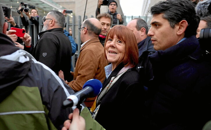 Gisèle Pelicot atiende a los medios a la salida del tribunal.