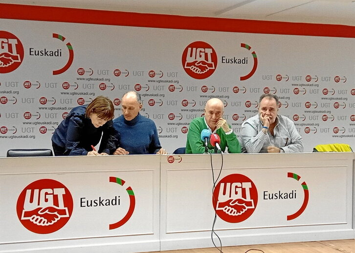 El presidente de Acaip-UGT, José Ramón López (d), junto al líder de UGT-Euskadi, Raúl Arza (2d).