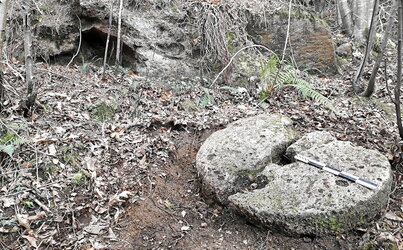 Errotarria, Martierreka-Jauregiko errota zaharraren hondakinen artean.