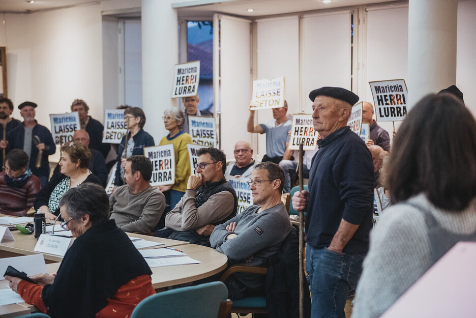 Les opposants au projet immobilier de Marienia ont interrompu le conseil municipal de Cambo, le mercredi 10 avril. Le maire Christian Devèze s'était retrouvé à terre à la suite d'une bousculade. 