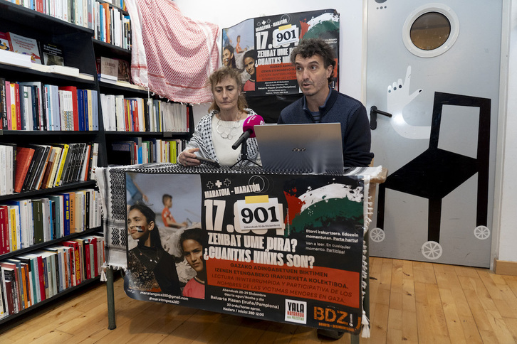 Lidón Soriano e Iker Fernandez han explicado el homenaje a los menores palestinos en Iruñea.