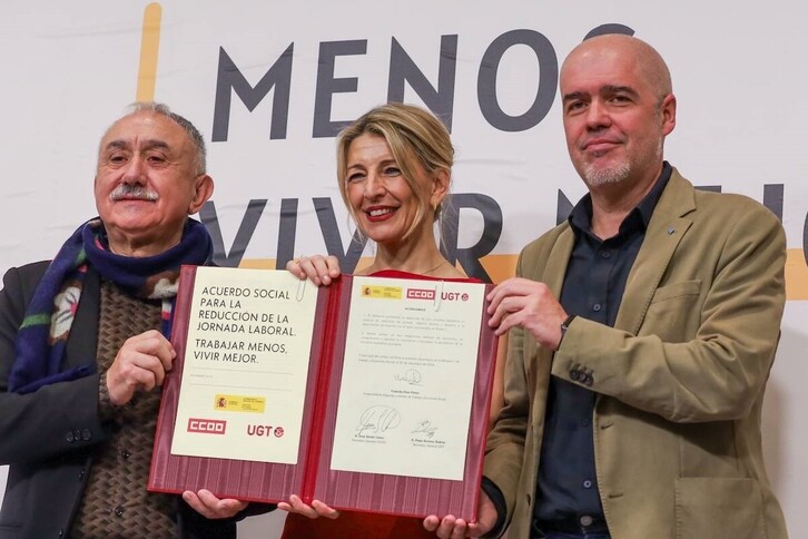 El secretario general de UGT, la ministra española de Trabajo y el secretario general de CCOO posan con el acuerdo sobre la reducción de jornada.