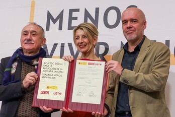 El secretario general de UGT, la ministra de Trabajo y el secretario general de CCOO posan con el acuerdo sobre la reducción de jornada.