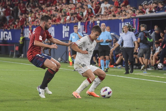 Moncayola y Galarreta pelean por un balón en el último derbi disputado en El Sadar.