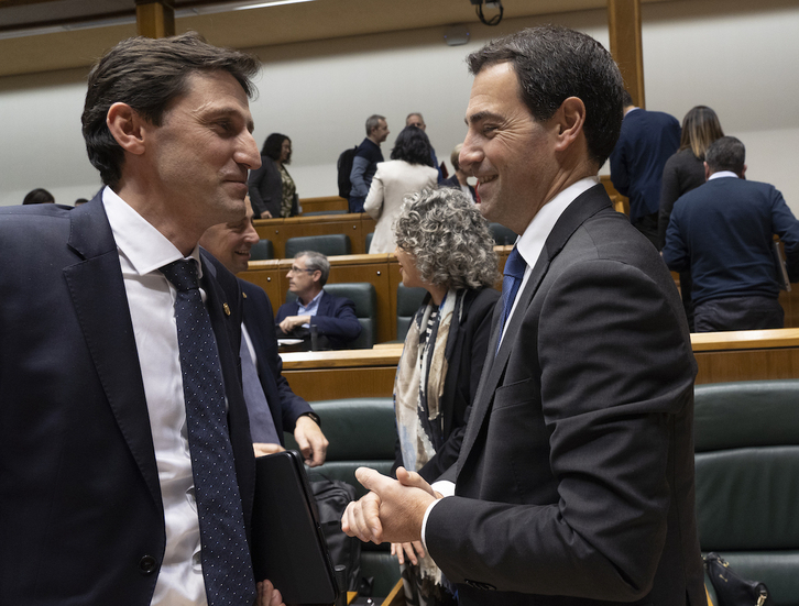 El grupo parlamentario de EH Bildu entra en el pleno donde ha votado en contra del presupuesto.