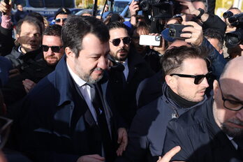 El ultraderechista Salvini, ministro de Transportes, llega al juzgado.