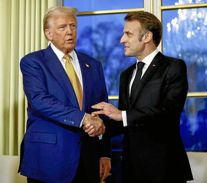 Trump, estrechando la mano de Emmanuel Macron el pasado 7 de diciembre.