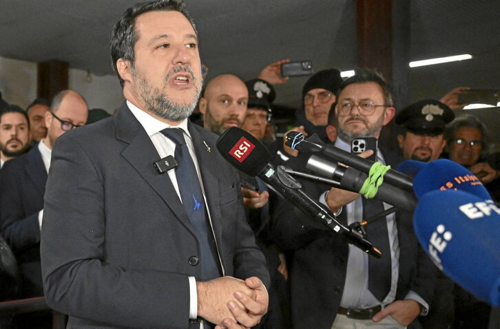 Matteo Salvini se dirige a los medios de comunicación tras conocer el fallo que dictaba su absolución.