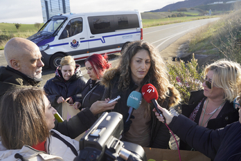 Familiares de las personas presas en Zaballa, este sábado junto a la prisión