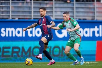 Matheus, que se ha retirado lesionado, protege el balón ante Sergio Ruiz.