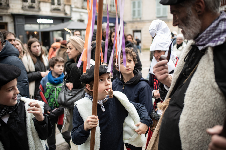 Les enfants étaient bien présents dans les rues de Bayonne pour l'accueillir.