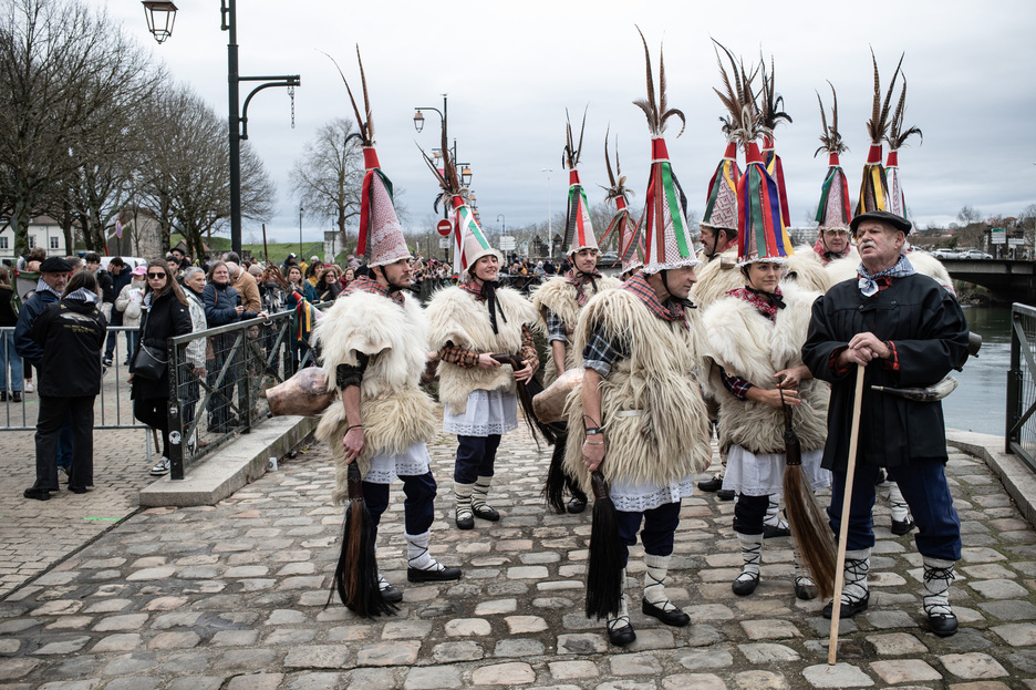 Les Joaldunak sonneurs de cloches ont eux aussi défilé pour ce spectacle magique.